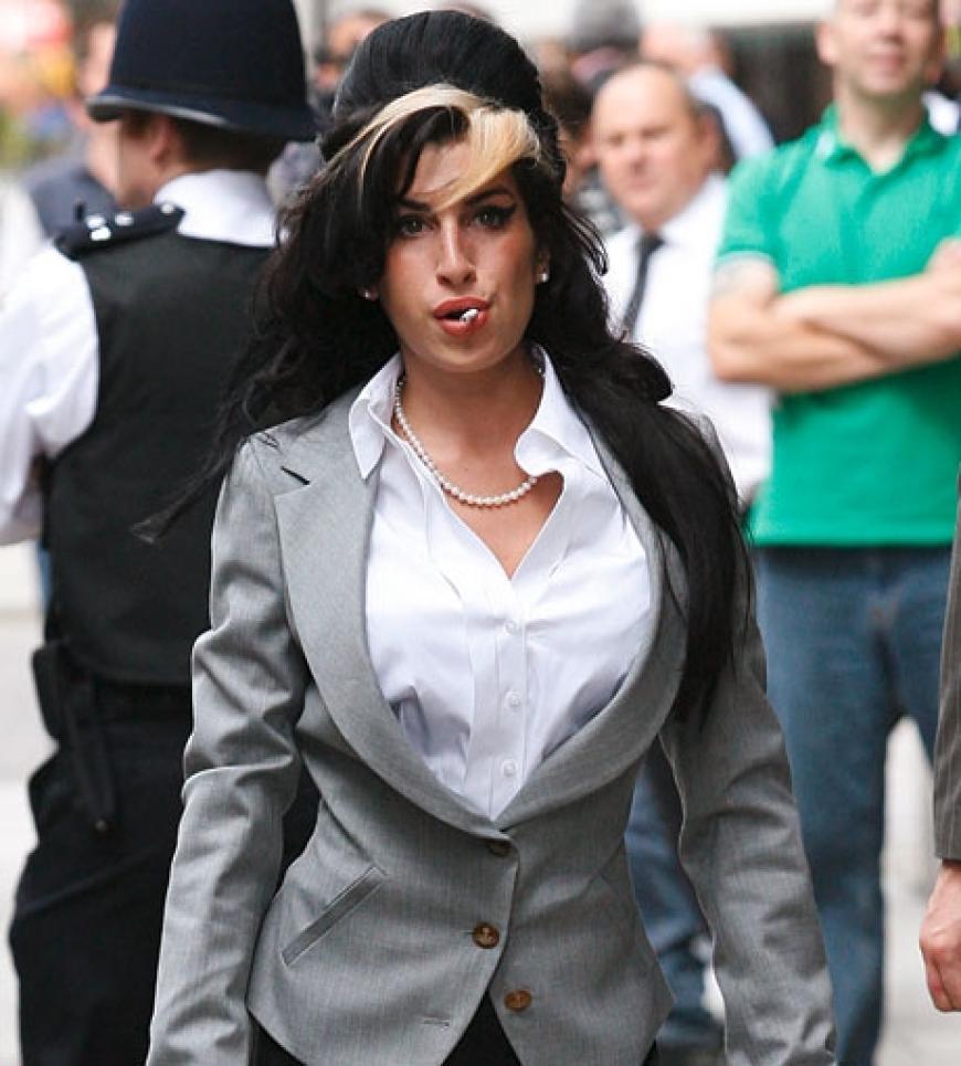 Mit weißer Bluse und gewohnter Bienenkorbfrisur erschien Winehouse vor Gericht