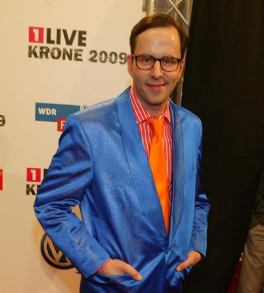 Ein Farbenspiel: Kurt Kroemer mit lachsfarbenen Hemd, oranger Krawatte und grellblauem Sakko. Später bekam er die Krone in der Kategorie