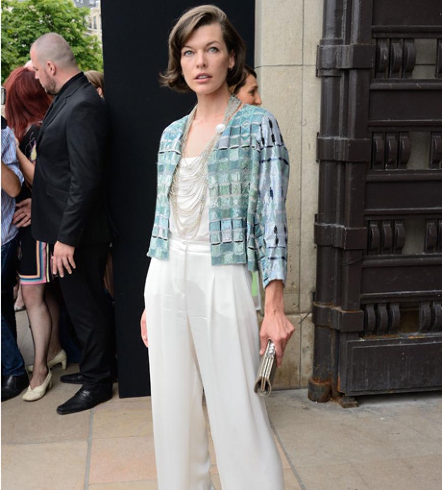 Model Milla Jovovich scheint nicht so begeistert zu sein