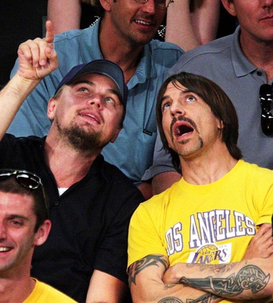 Leonardo DiCaprio und Anthony Kiedis besprechen das Geschehen auf dem Spielfeld