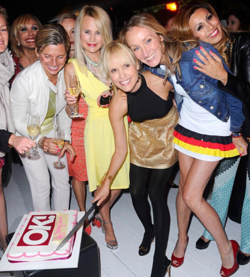 Da gab es natürlich kein Halten mehr: das Geburtstagskind schnitt sofort ihre OK!-Torte an. Happy Birthday!