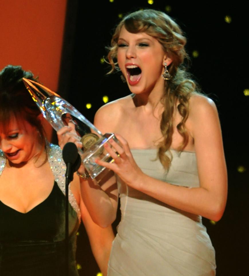 Bei den 46. Country Music Awards In Nashville konnte Taylor Swift ihr Glück kaum fassen: Sie wurde zur Entertainerin des Jahres gekürt