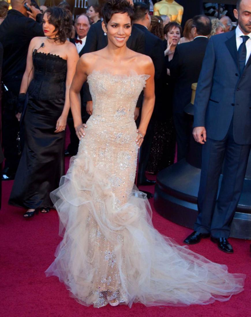 2011: Halle Berry: âTraumhaftes Kleid! Figurbetont, aber nicht zu sexy