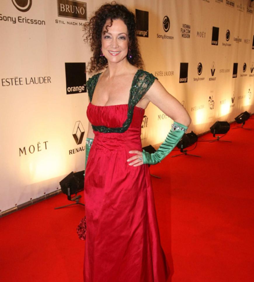 Die österreichische Schauspielerin Barbara Wussow kam in einem stilvollen, langen, roten Kleid mit grünen Details