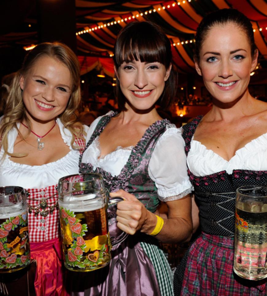 O' zapft is! Seit Samstag, 17.9., hat das größte Volksfest der Welt in München wieder seine Pforten geöffnet: Das 178. Oktoberfest zieht bis zum 3. Oktober Millionen von Menschen aus der ganzen Welt an - natürlich auch die Promis. Nova Meierhenrich, Maike von Bremen und Yvonne Burbach stoßen an