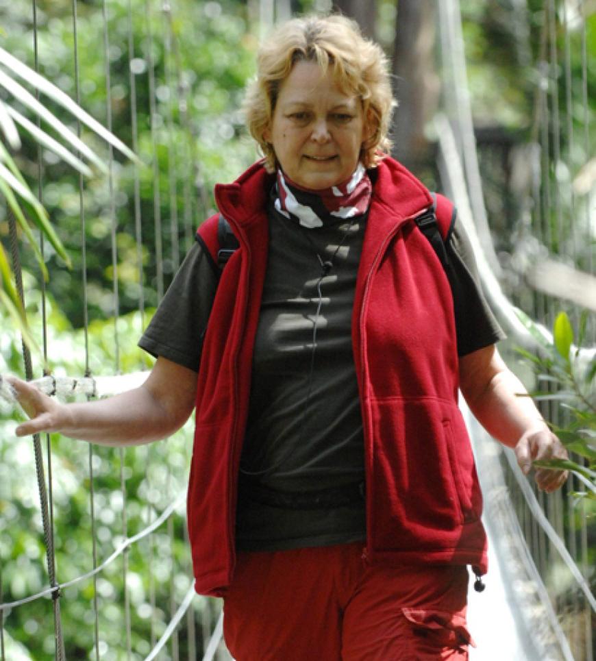 Ramona schreitet über die Brücke aus dem Camp. Das Projekt ist nach neun Tagen für sie beendet