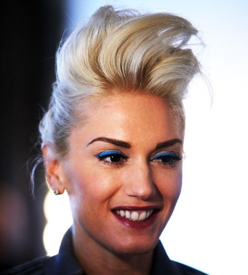 Tupierte Haare und blauer Kajalstift: Gwen Stefanie liebt ausgefallenes Make-up und setzt damit auch immer wieder Trends