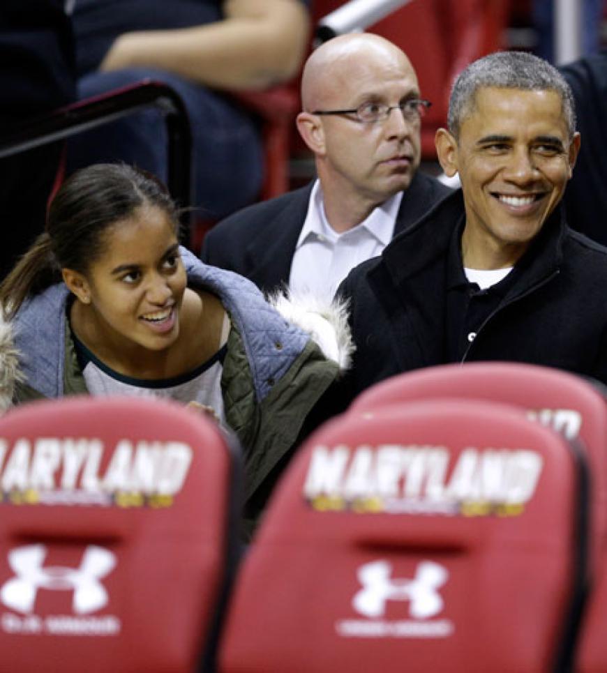 17. November 2013: Der mächtigste Mann der Welt beim Basketball. US-Präsident Barack Obama sieht sich mit seiner Familie das Spiel zwischen der Universität von Maryland und der Oregon State´ Universität, dessen Trainier Obamas Schwager Craig Robinson ist,´ an