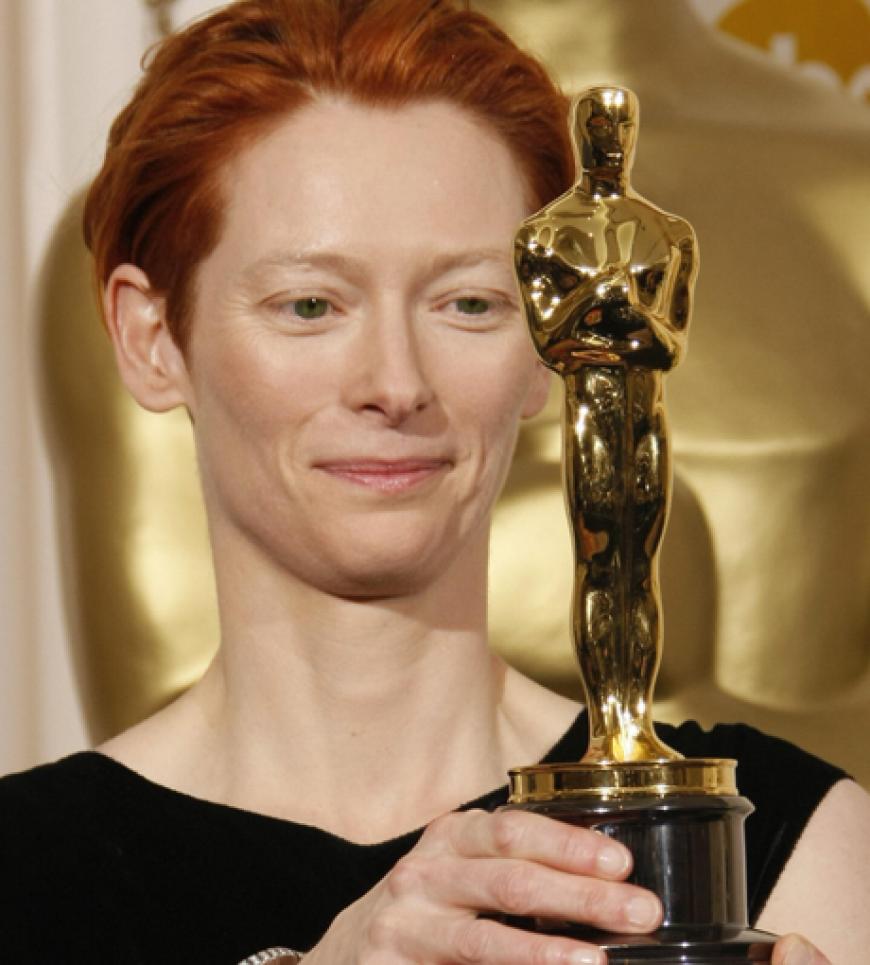 Tilda Swinton wird 2008 zur besten Nebendarstellerin gekürt (