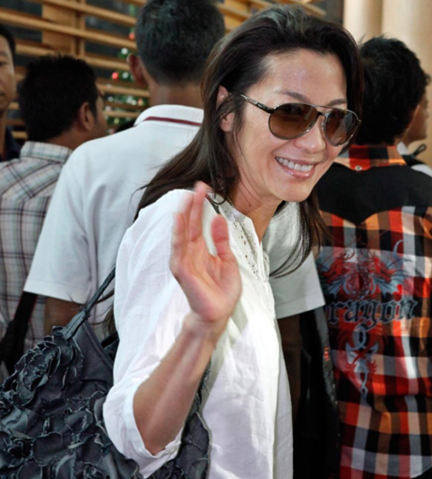 Freundlich winkt Michelle Yeoh den Kameras zu