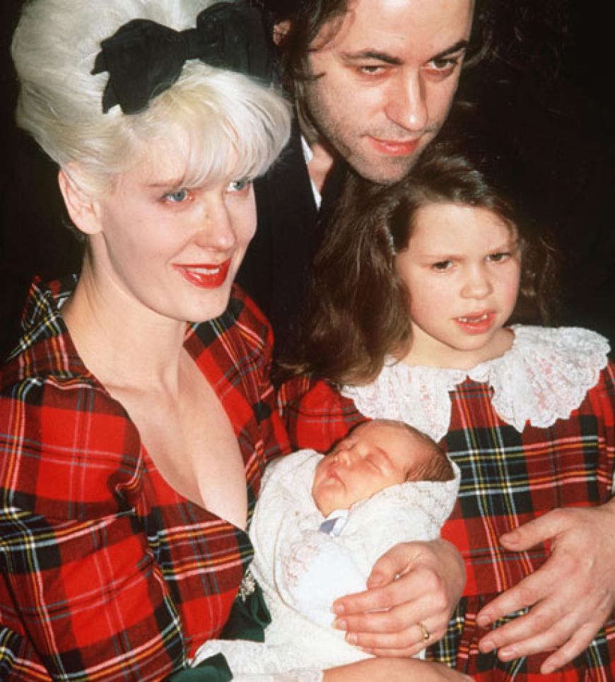 Familienbild aus glücklichen Tagen: Der irische Rocksänger Bob Geldof und seine Ex-Frau Paula Yates im März 1989 mit den Töchtern Pixie und Peaches (Baby)