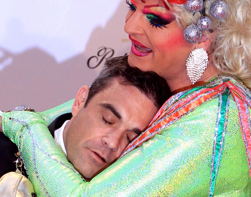 Am 6. September 2012 wurden zum 3. Mal der Deutsche Radiopreis in Hamburg verliehen. Star-Gast war Robbie Williams, der sich kuschelbedürftig zeigte ...