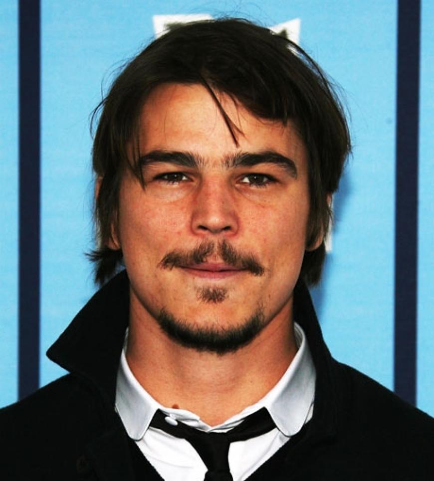 Josh Hartnett steht der leichte Haarwuchs im Gesicht sehr gut. Der Schauspieler sieht unserer Meinung nach damit viel attraktiver aus!