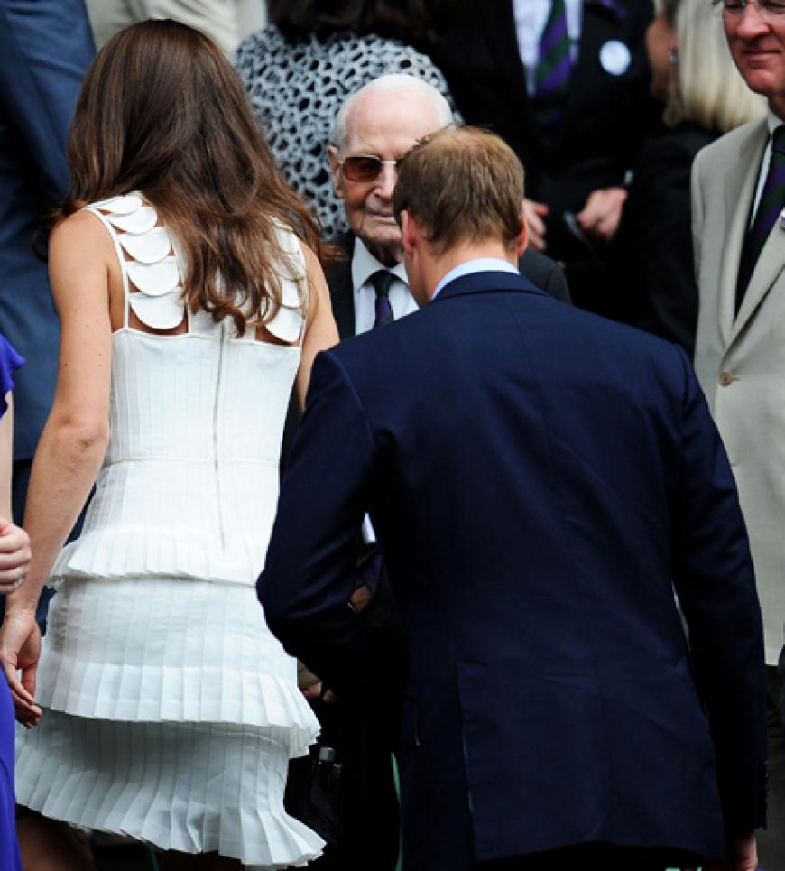 Ein hübscher Rücken kann entzücken und zwei umso mehr! Kate und William verlassen den Tenniscourt