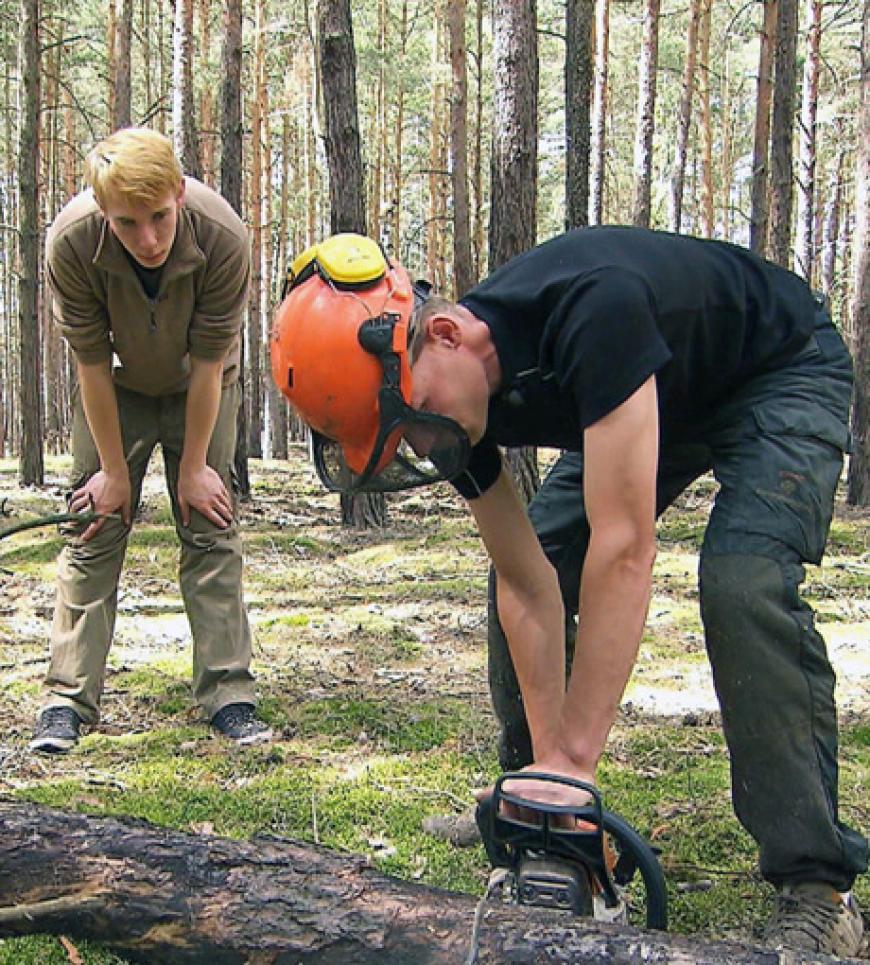 Heute geht es in Dennys (r.) eigenen Wald zum Baumfällen. Timo (l.) ist beeindruckt, wie fachmännisch Denny mit der Motorsäge einen Baum fällt...