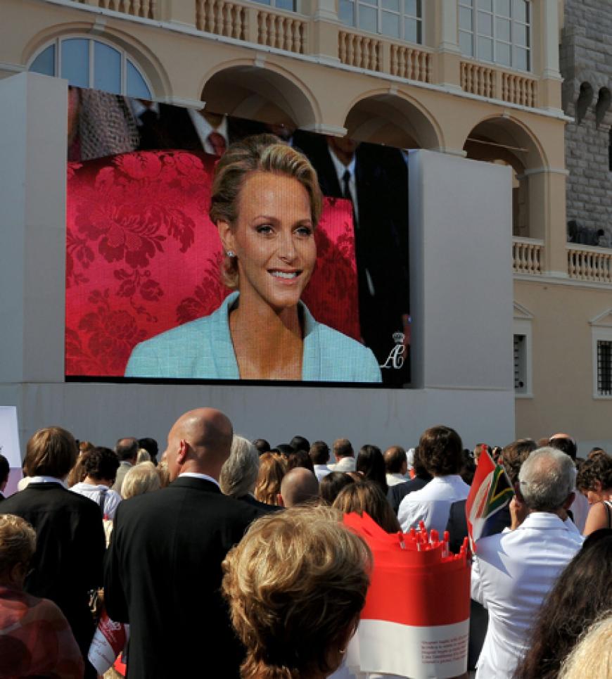 Die standesamtliche Trauung im Thronsaal des Palats von Monaco konnten die Fans auch von draußen verfolgen. Sie fand einen Tag vor der kirchlichen Trauung statt
