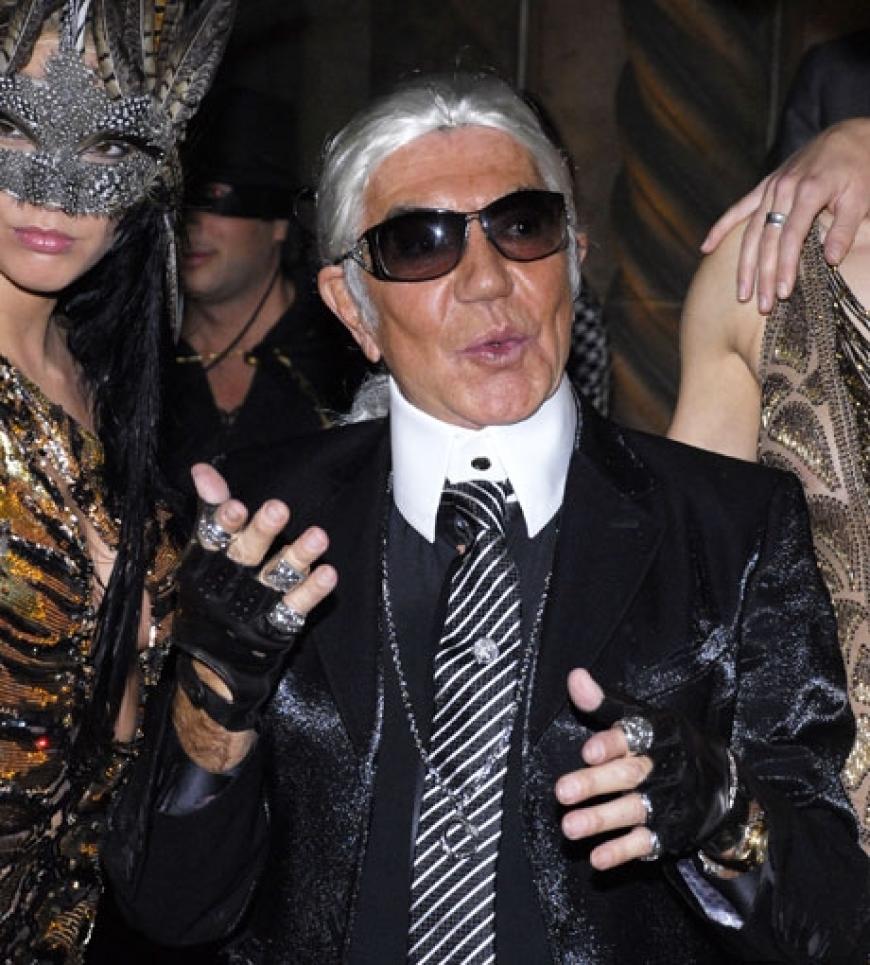 Roberto Cavalli hat sich zum Gruselfest als Karl Lagerfeld verkleidet. Ob er dabei einen Hintergedanken hatte?
