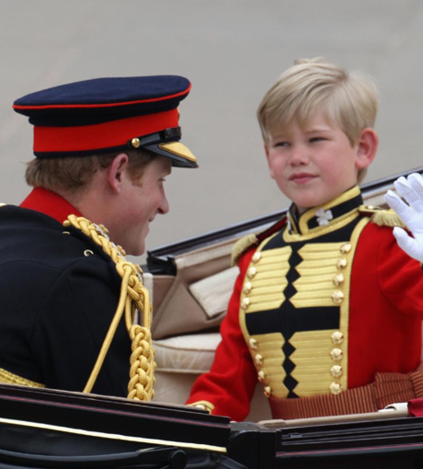 Prinz Harry amüsiert sich mit den Kleinen in der Kutsche