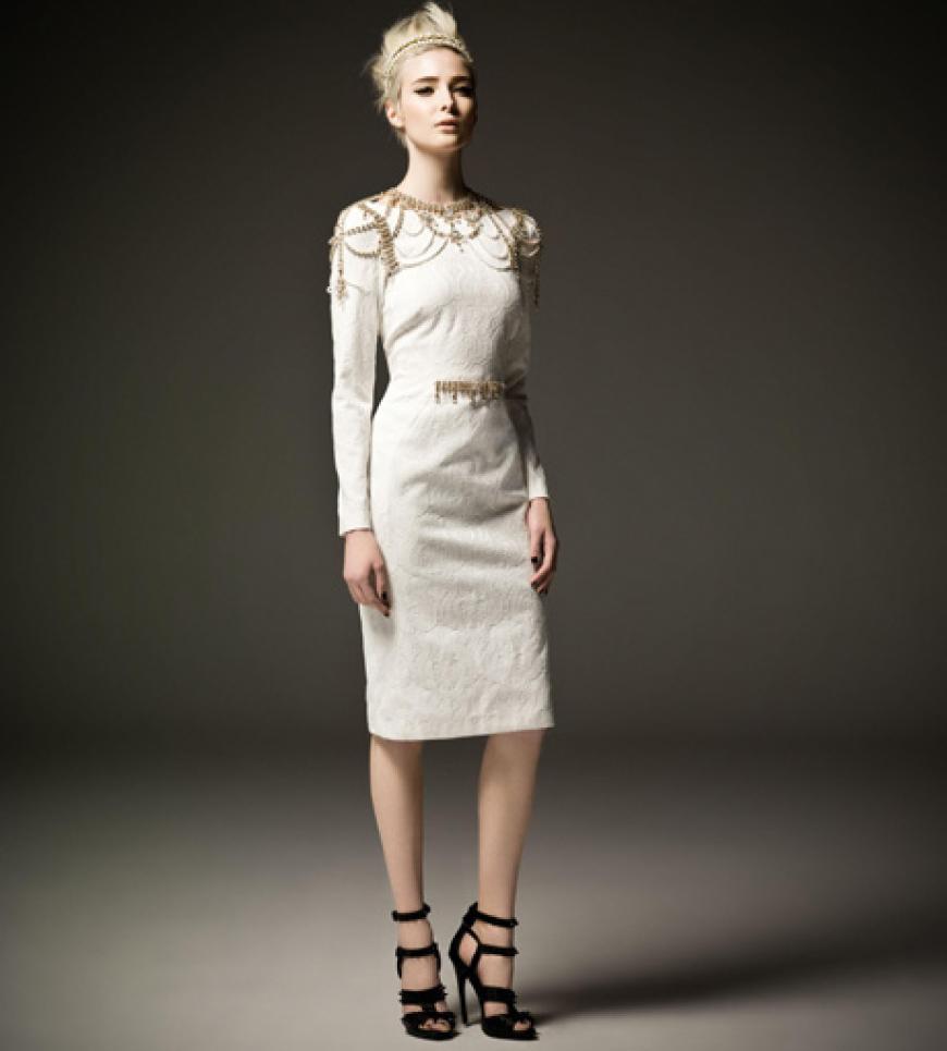 Rock Princesse: Das weiße Kleid mit den Ketten-Ornamenten von River Island hat es uns besonders angetan. Unter www.riverisland.com gibt es die neue Mode zum Bestellen