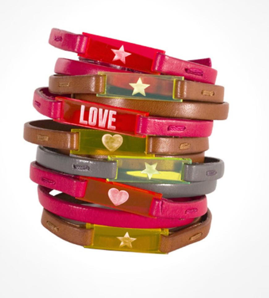 7. August 2012: Wie persönlich! Das Armband aus Leder und Plexiglas lässt sich nach den eigenen Vorstellungen individuell gestalten. Süße Idee zum verschenken! Von Fildpieces über dailyobsessions.com, ab ca. 40 Euro