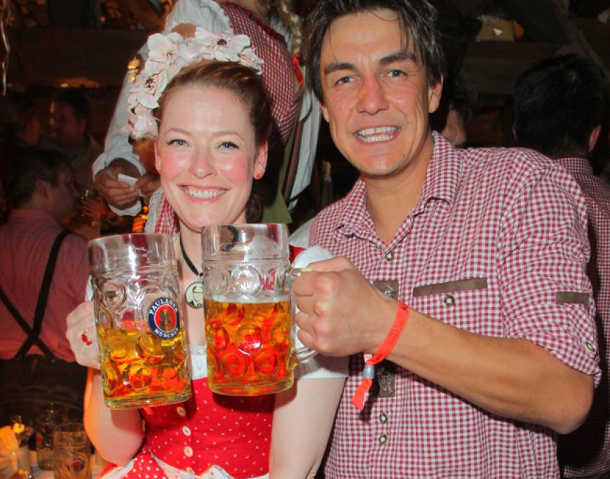 Prost! Enie van de Meiklokjes und Matze Knop