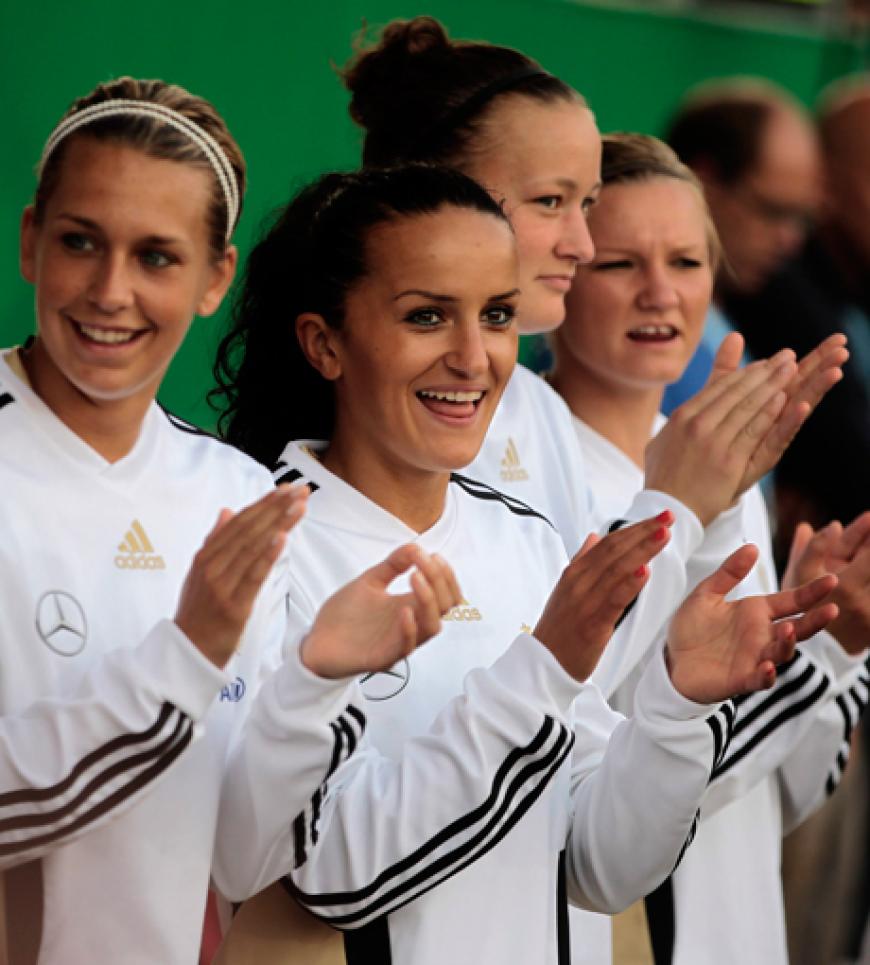 Der Ball ist rund, das Spiel hat 90 Minuten und im ersten Match treten unsere Frauen gegen Kanada an