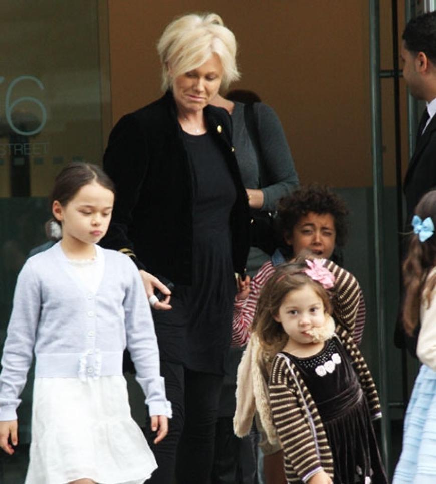 Deborra-Lee ist mit ihren Kindern und Freunden unterwegs