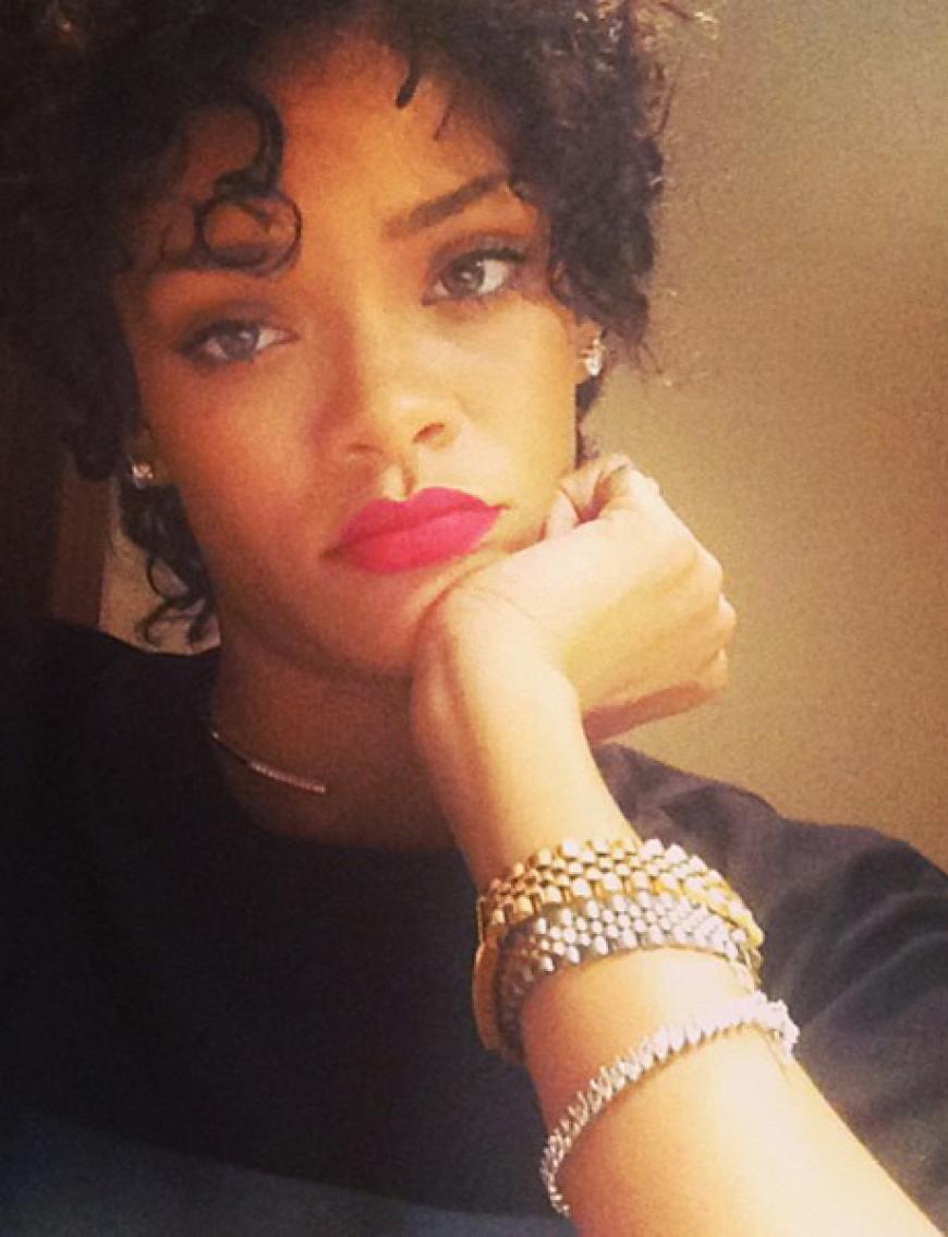 Rihanna hat 'nen neuen - Look! Schon wieder überrascht uns die Skandal-Sängerin mit einer neuen Frisur. So richtig happy scheint sie mit ihren kurzen Locken allerdings nicht zu sein.