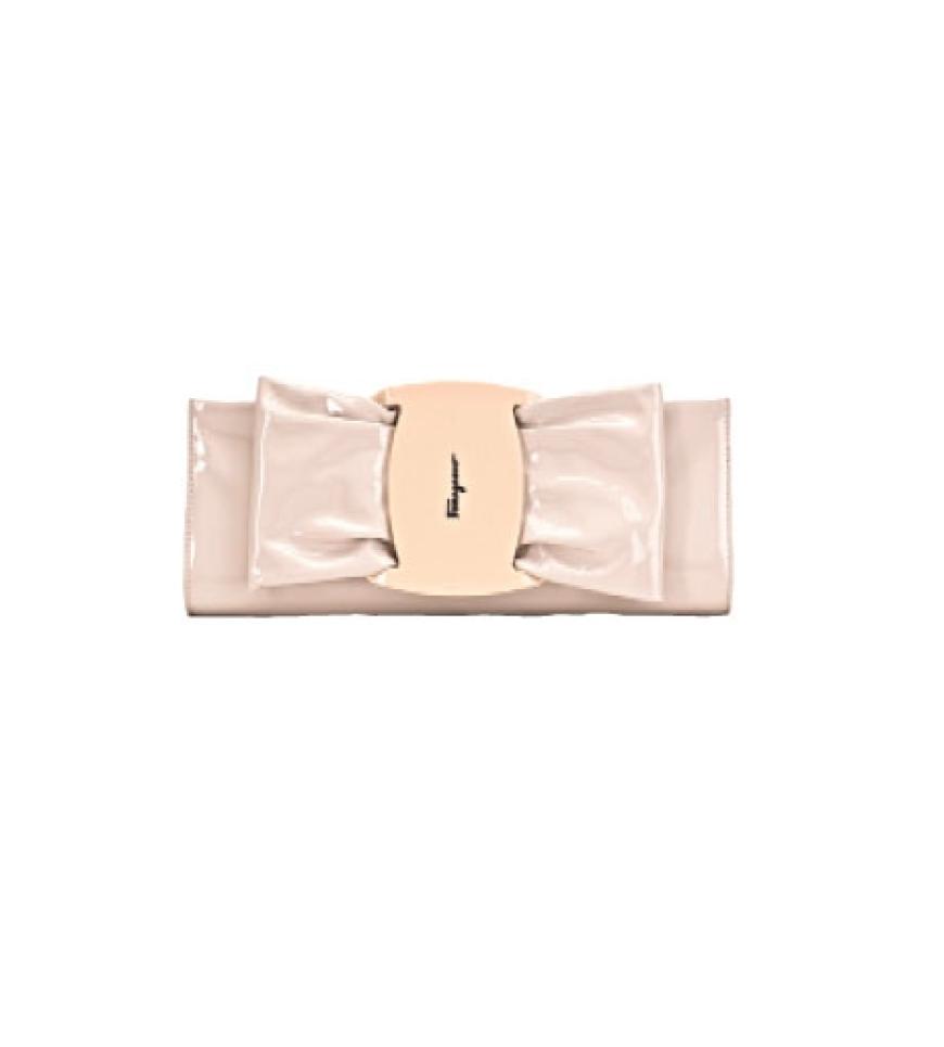 Gut verpackt:
Clutch mit Schleife von Ferragamo, ca. 890 Euro