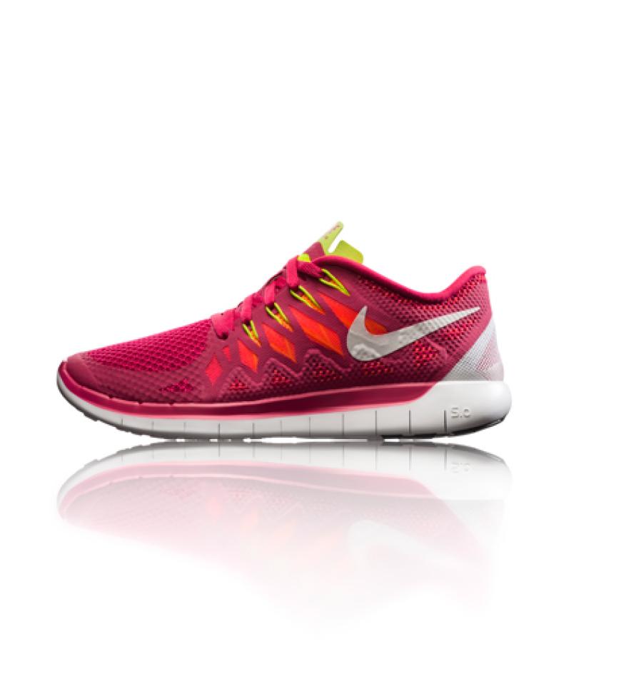 Nur fliegen ist schöner: dank einer neuen Technologie eröffnet der Nike Free 5.0 Flyknit dem Fuß beim Laufen nie dagewesene Bewegungsspielräume. Und auch optisch ist er ein echter Hingucker! Ab dem 3. April über www.nike.com erhältlich