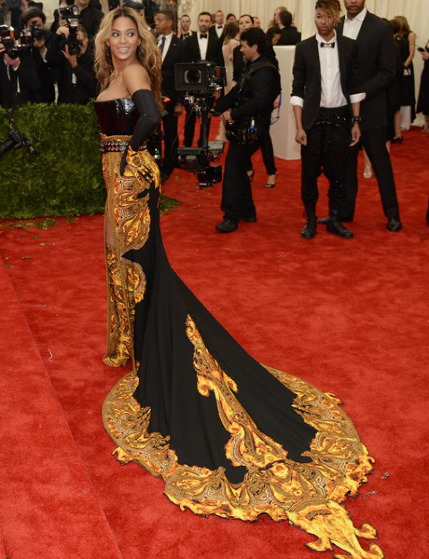 Beyoncé Knowles unterbrach ihre Tour um in New York zu sein. Ihr Kleid ist übrigens von