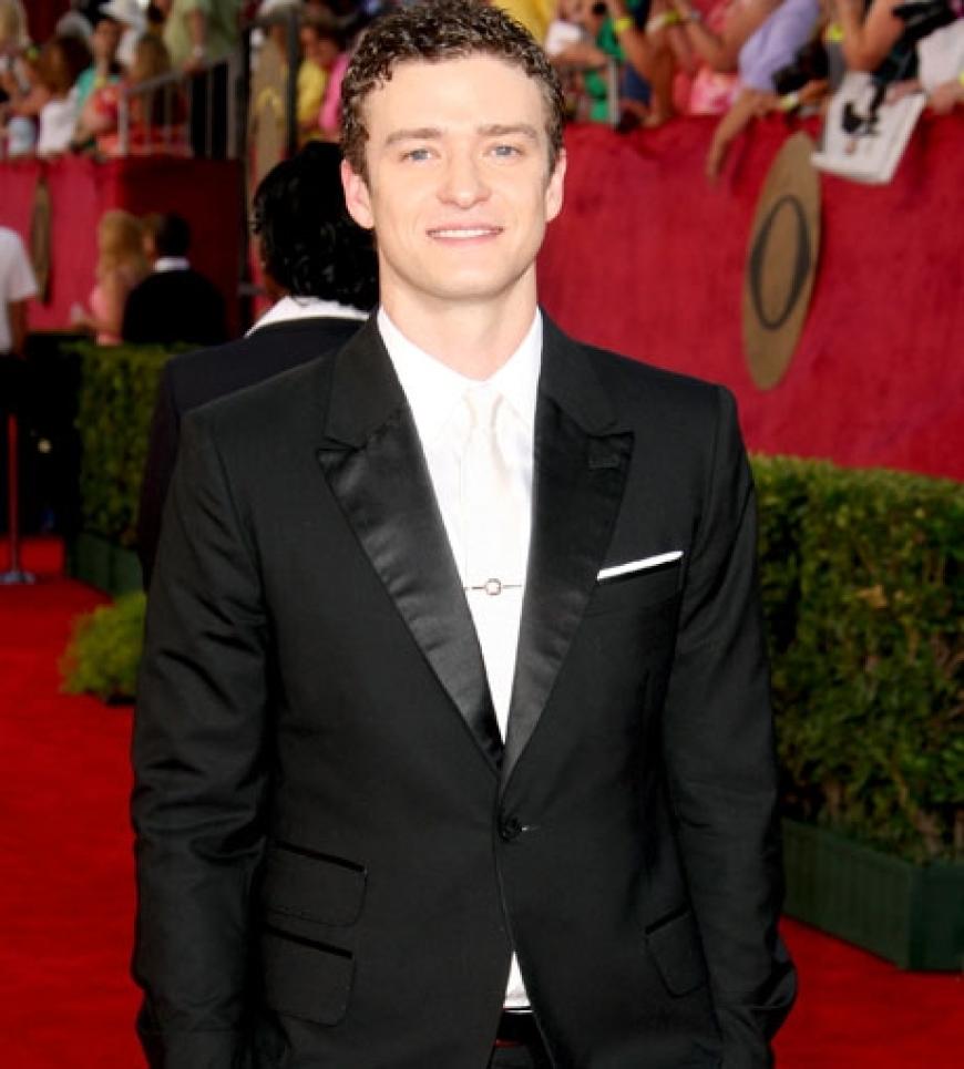 Justin Timberlake legte mit seinem smarten Anzug einen sexy Auftritt auf dem roten Teppich hin