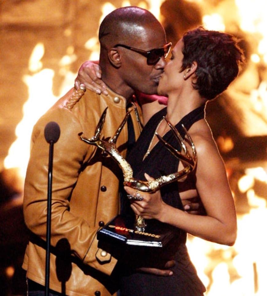Und führte allen seine Küsserqualitäten gleich am lebenden Objekt vor, nämlich mit Kollegin Halle Berry