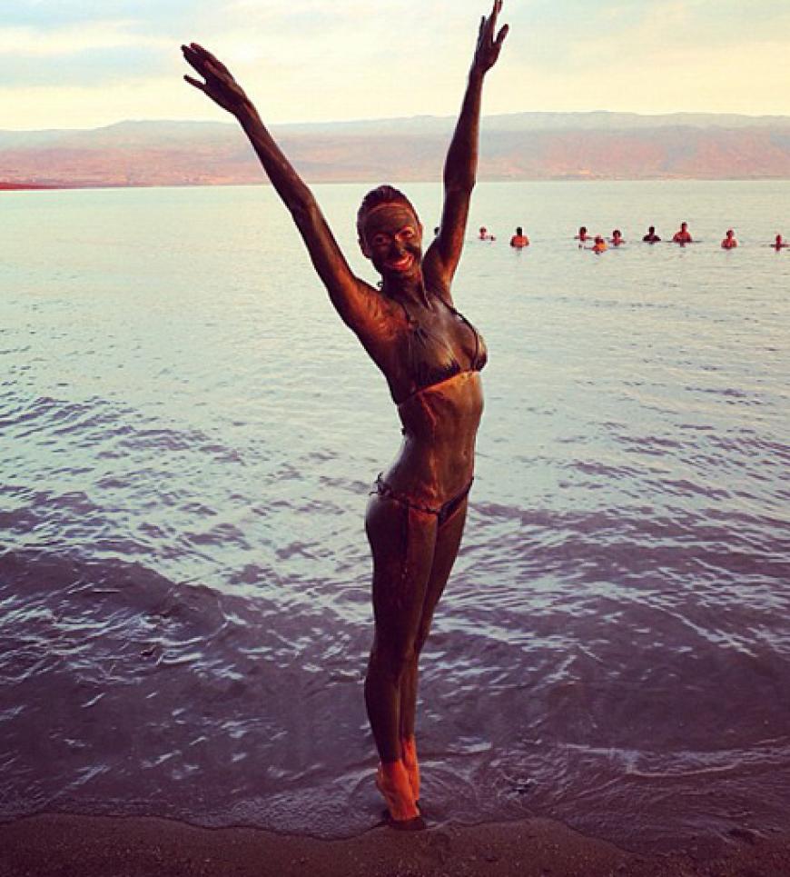 Stacy Keibler, die Freundin von George Clooney nimmt ein Schlamm-Bad im toten Meer