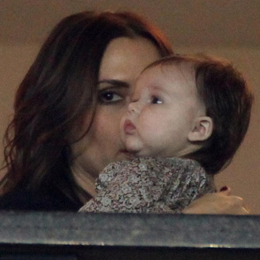 Gemeinsam mit ihrer Mutter schaute sich die süße Tochter der Beckhams in der VIP-Loge das Spiel an