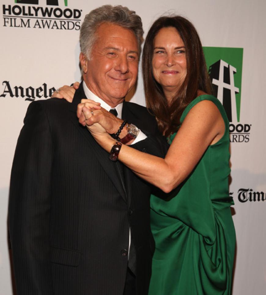 Eng umschlungen: Dustin Hoffman mit seiner Frau Lisa Gottsegen