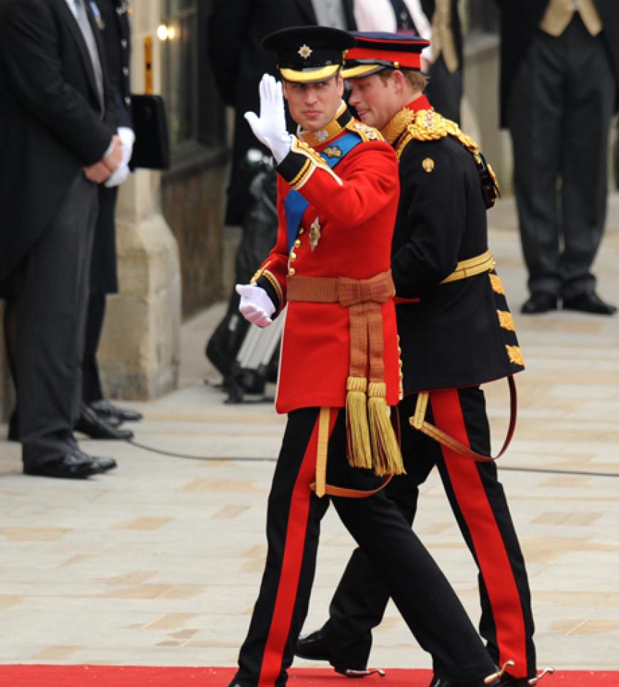 In der roten Uniform der Irish Guards tritt William vor den Altar. Die Irish Guard gehören zum Leibregiment seiner Großmutter, Queen Elizabeth II