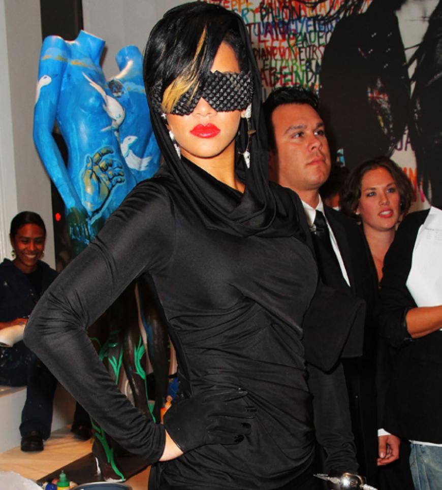 Cool: Im schwarzen Overall mit hipper Brille kommt Rihanna 2009 zur Fashion's Night Out in New York