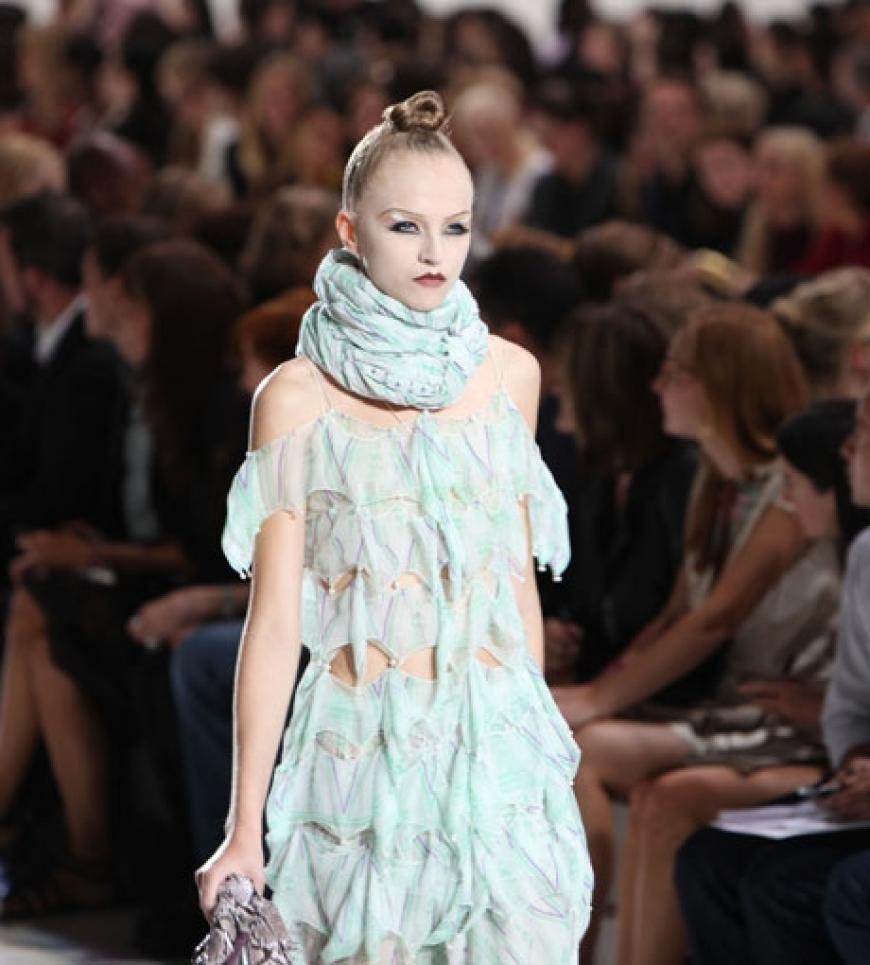 Ein Model präsentiert die neue Kollektion von Marc Jacobs