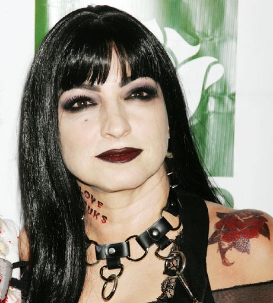 Sängerin Gloria Estefan kommt mit blassem Teint, aufgemalten Tattoos und schweren Ketten bei einer Halloween-Gala in New York an