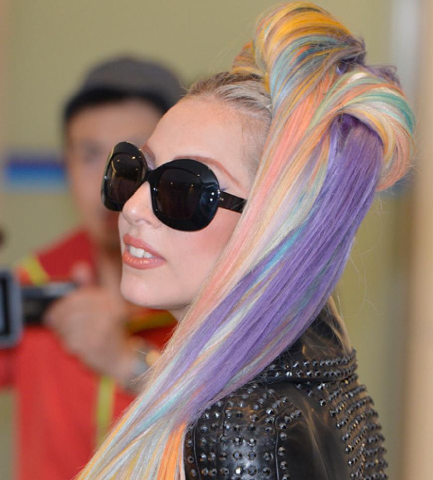 Zu dem schwarzen Ganzkörper-Outfit trägt Lady Gaga bunte Haarsträhnen