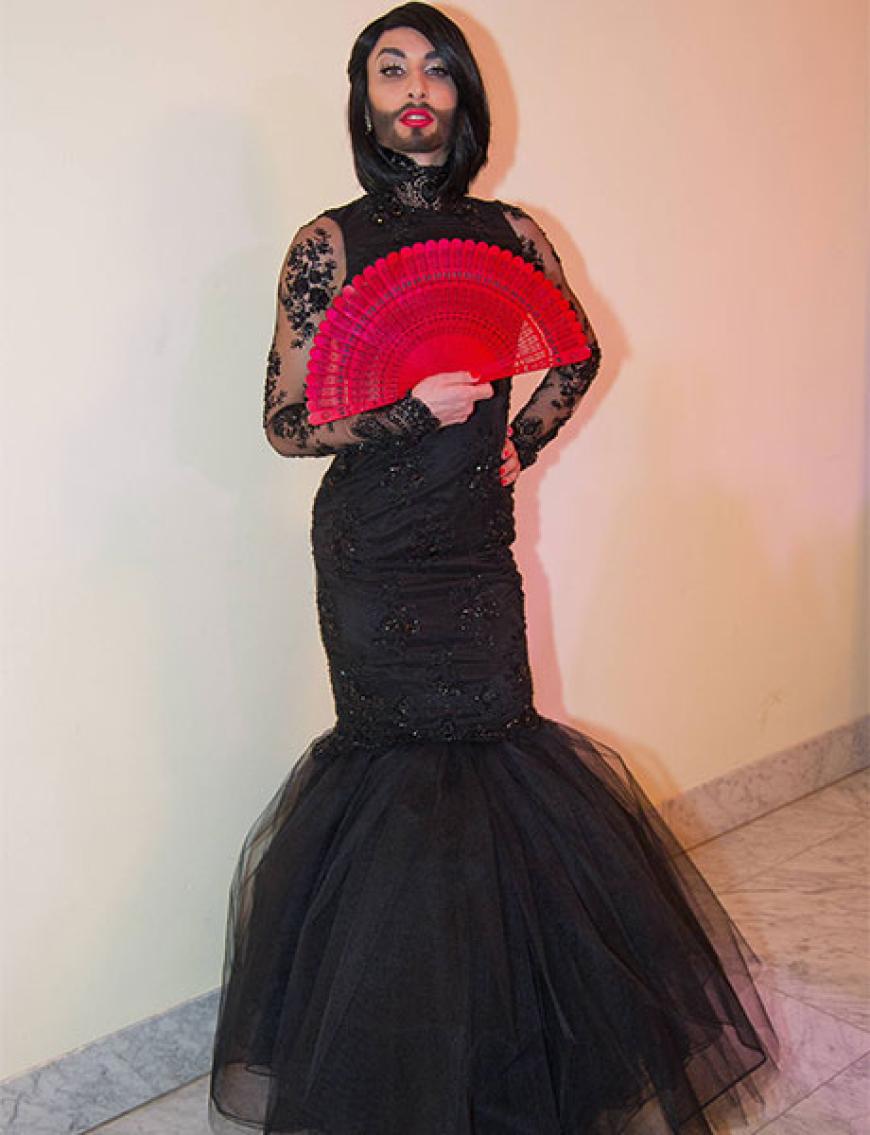 Olé! Conchita Wurst in einer schwarzen Meerjungfrauen-Robe