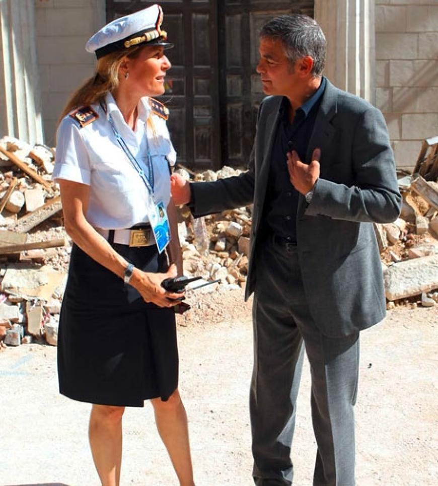 Wo eine hübsche Frau ist, ist George Clooney nicht weit. Der Schauspieler unterhält sich mit einer Polizistin in L´´Aquila