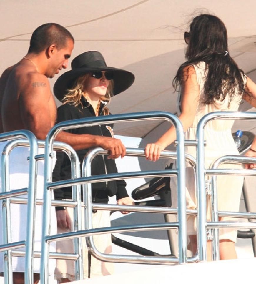 Madonna entspannt mit Freunden auf einer Yacht in Portofino. Außerdem besucht sie ihre Freunde Dolce & Gabbana