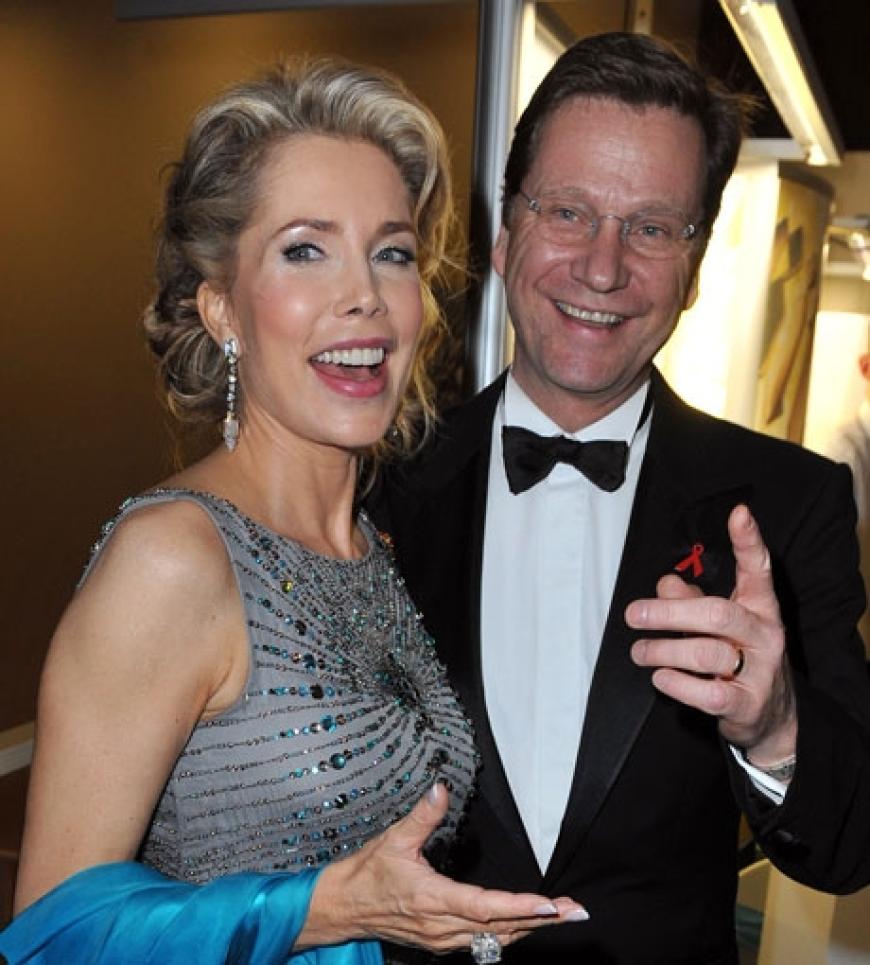 Ein gelungener Abend für einen guten Zweck: Guido Westerwelle scherzt mit Gabriele Inaara Begum Aga Khan