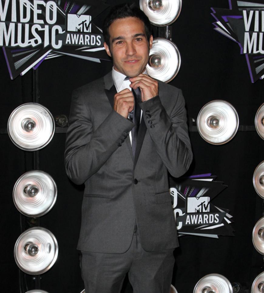 Sitzt, passt, wackelt und hat Luft: Pete Wentz richtet schnell sein Outfit auf dem Roten Teppich