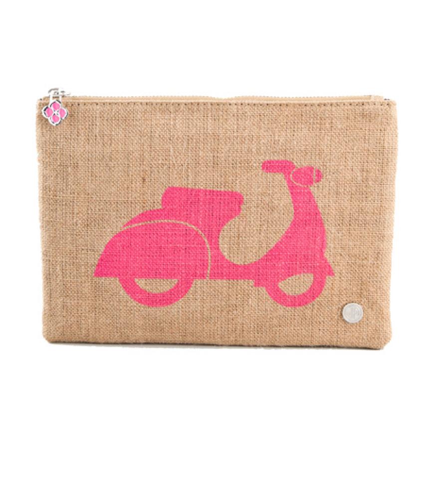 8. August 2012: Bei ihrem nächsten Italien-Kurztrip sollte diese süße Clutch nicht fehlen. Damit gehen sie sicher als waschechte Ragazza durch! Jute-Clutch von Jonathan Adler über shopbop.com ca. 30 Euro