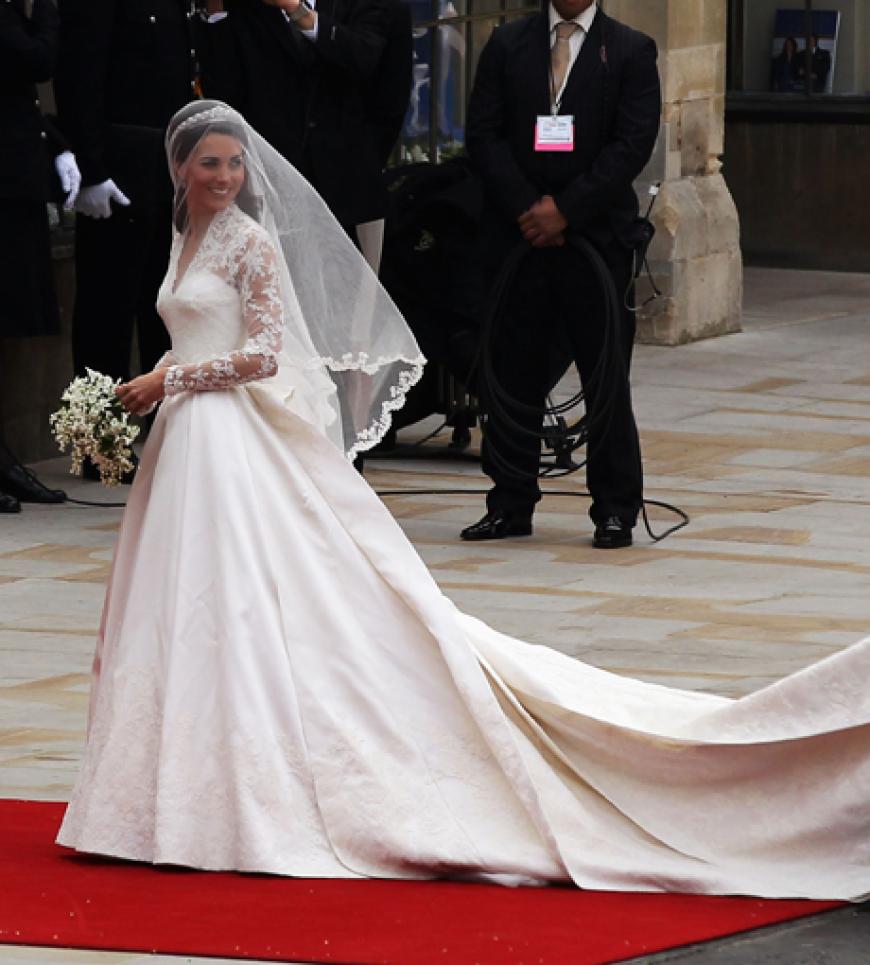 Kate Middleton trägt ein Kleid von Sarah Burton, der Chef-Designerin von Alexander McQueen