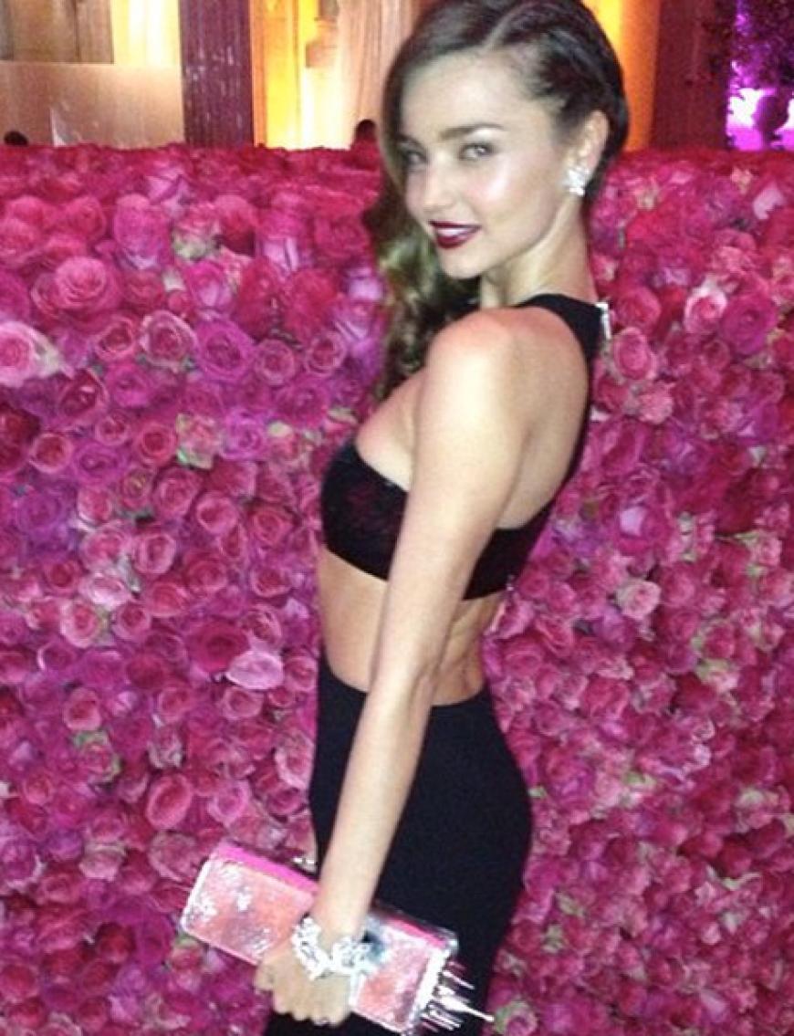 Flowerpower: Miranda Kerr posierte für ihre Instagram-Fans, bevor sie den Roten Teppich der MET Gala betrat. Cool!