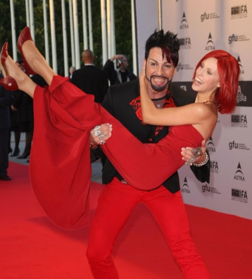 Designer Harald Glööckler nimmt Model Eva auf den Arm